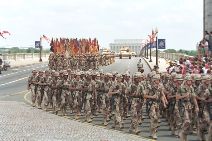Quân đội Mỹ duyệt binh ở Washington ngày 8/6/1991 để kỷ niệm ngày kết thúc Chiến tranh Vùng Vịnh. Ảnh: AP