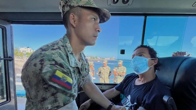 Một quân nhân Ecuador kiểm tra sức khỏe cho ngư dân sống sót tại căn cứ hải quân San Cristobal ngày 10/5. Ảnh: AP