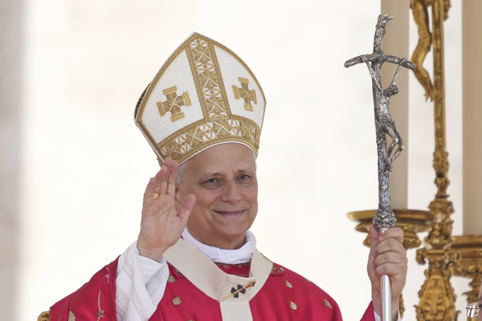 Giáo hoàng Leo XIV vẫy tay chào tín đồ tại buổi thánh lễ ở Vatican ngày 8/6.