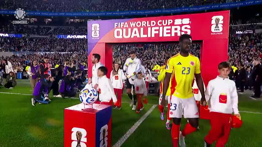 Argentina thoát thua sau khi thay Messi