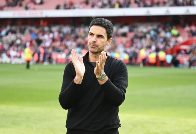 HLV Mikel Arteta tri ân người hâm mộ sau trận Arsenal thắng Newcastle 1-0 trên sân Emirates, thành phố London, Vương quốc Anh, vòng 37 Ngoại hạng Anh ngày 18/5/2025. Ảnh: Arsenal FC