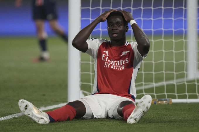 Tiền đạo cánh Bukayo Saka tiếc nuối khi bỏ lỡ cơ hội trong trận Arsenal thua PSG ở lượt về bán kết Champions League trên sân Parc des Princes, thành phố Paris, Pháp, tối 7/5/2025. Ảnh: AP