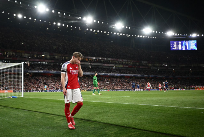 Martin Odegaard thất vọng khi rời sân cuối trận Arsenal thua PSG 0-1 ở lượt đi bán kết Champions League.