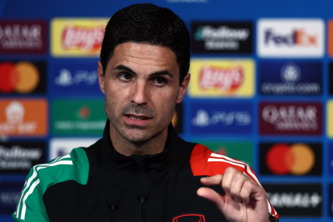 HLV Mikel Arteta phát biểu trong buổi họp báo trước lượt về bán kết Champions League tại Parc des Princes, Paris, Pháp ngày 6/5. Ảnh: Reuters