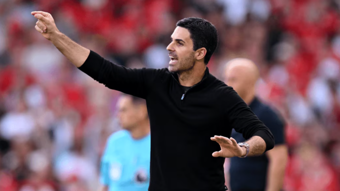 HLV Mikel Arteta chỉ đạo trong trận Arsenal hòa Liverpool 2-2 trên sân Anfield, Liverpool, Merseyside, Anh ngày 11/5.