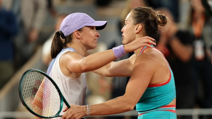 Swiatek (trái) ôm chúc mừng Sabalenka, sau trận bán kết đơn nữ trên sân Philippe Chatrier, Paris, Pháp tối 5/6. Ảnh: Reuters