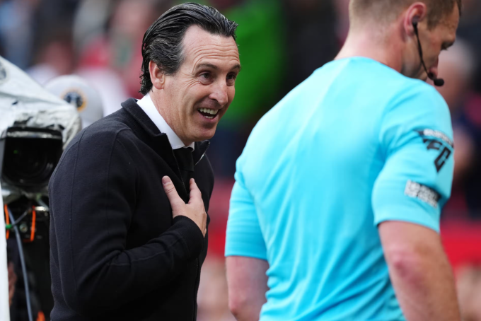 HLV Unai Emery trao đổi với trọng tài Thomas Bramall.