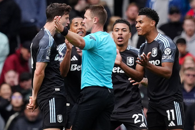 Các cầu thủ Aston Villa phản ứng với quyết định của trọng tài.