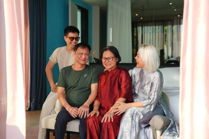 Diệu Linh (ngoài cùng bên phải) cùng bố mẹ và chồng chụp ảnh kỉ niệm khi đi du lịch dịp Tết 2025.
