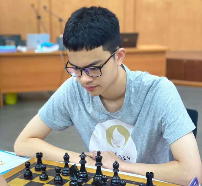 Bành Gia Huy trong ván đấu tại giải GM - IM Hạ Long