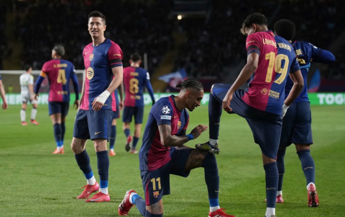 Raphinha và Lamine Yamal trong trận đấu với Benfica