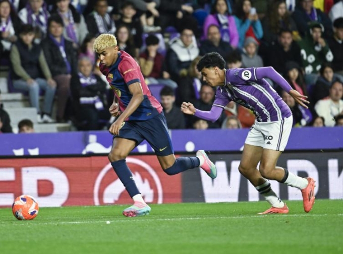 Yamal đi bóng trong trận Valladolid 1-2 Barca ở vòng 34 La Liga tối 3/5. Ảnh: MD