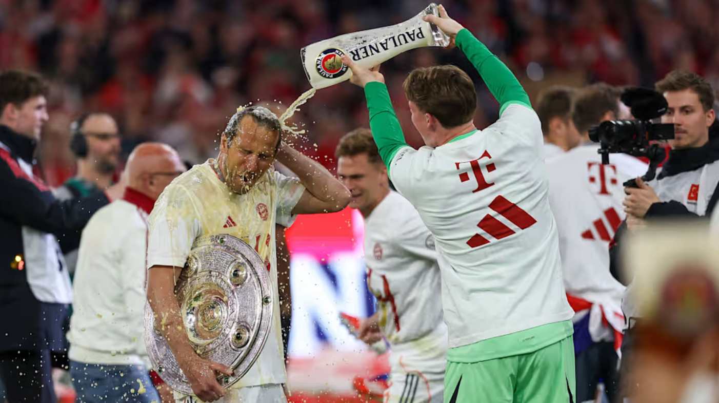 Harry Kane và đồng đội ăn mừng