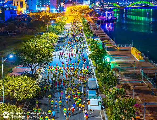 Runner tận hưởng cung đường chạy dọc bờ sông Hàn ở giải năm ngoái.