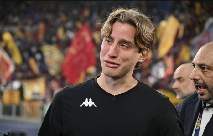 Edoardo Bove khóc khi từ biệt khán giả Roma sau trận gặp Fiorentina trên sân Olimpico, thành phố Rome, Italy, vòng 35 Serie A tối 4/5/2025. Ảnh: Action Plus