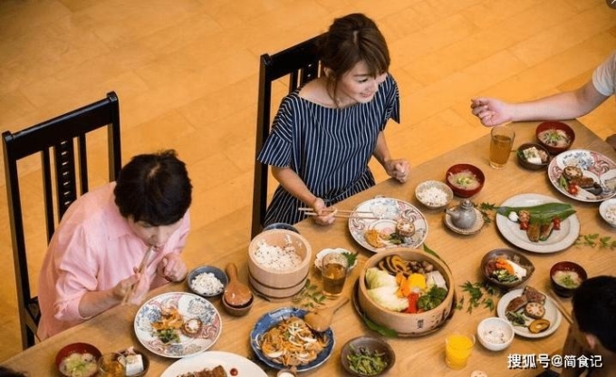 Bữa ăn của người Nhật rất chú trọng đến sự cân bằng dinh dưỡng và đề cao lượng vừa đủ.