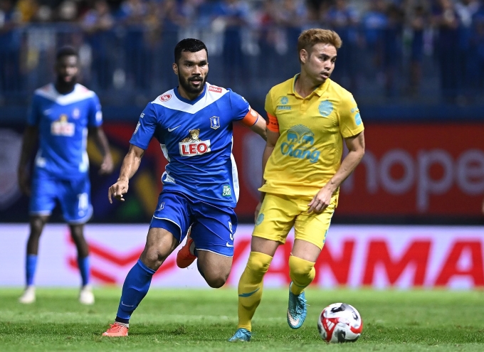 Hậu vệ đội trưởng Theerathon Bunmathan thi đấu trong trận Buriram United hòa BG Pathum United.
