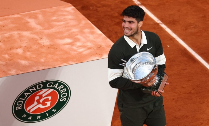 Alcaraz bên chiếc cup Ngự Lâm quân, sau chiến thắng ở chung kết Roland Garros, tại Paris, Pháp hôm 8/6. Ảnh: Reuters