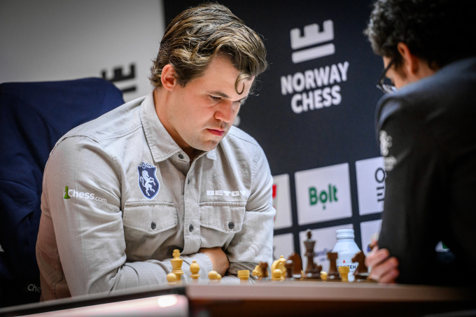Carlsen trong trận thắng Caruana tại siêu giải Na Uy