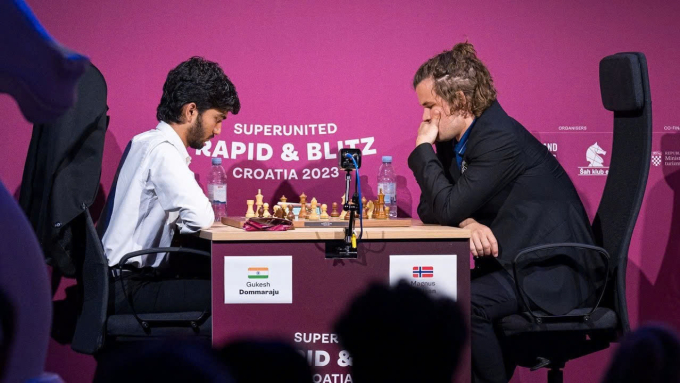 Carlsen (phải) gặp Gukesh ở siêu giải nhanh chớp Grand Chess Tour tại Croatia năm 2023. Ảnh: GCT