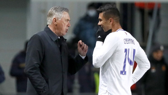 Ancelotti (trái) và Casemiro từng cùng nhau giành hai Champions League tại Real năm 2014 và 2022. Ảnh: AFP