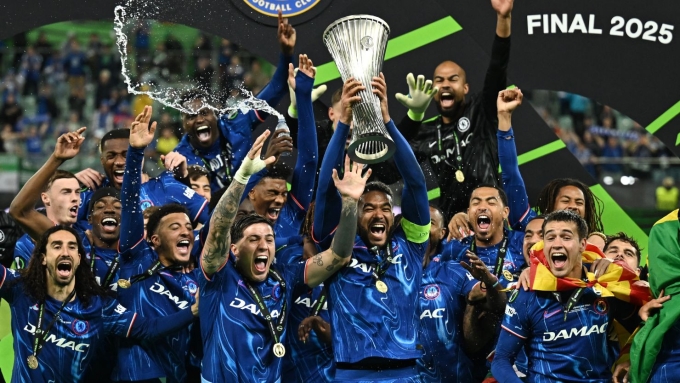 Các cầu thủ Chelsea nâng Cup sau trận chung kết Conference League thắng Betis 4-1 tối 28/5. Ảnh: Reuters