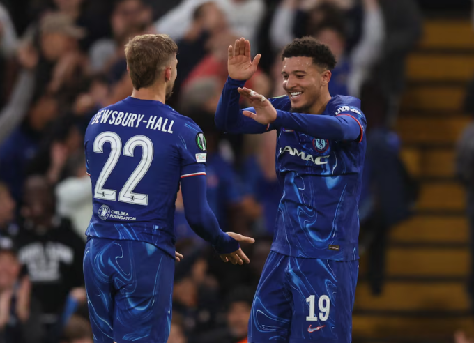 Kiernan Dewsbury-Hall (trái) ăn mừng bàn thắng cùng Jadon Sancho trong trận đấu với Djurgarden.