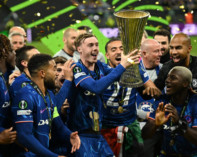 Cole Palmer nâng Cup sau khi cùng Chelsea thắng Real Betis 4-1 ở chung kết Conference League trên sân Miejski, Wroclaw, Ba Lan tối 28/5. Ảnh: Reuters