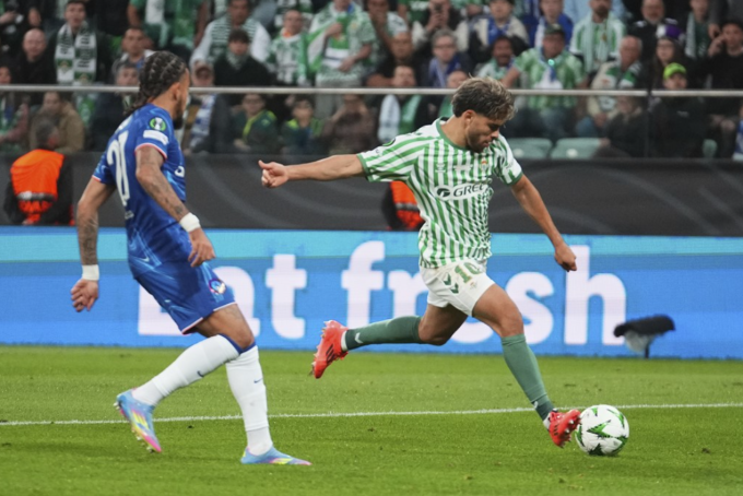 Abde Ezzalzouli sút chéo góc mở tỷ số cho Betis. Ảnh: Sky Sports