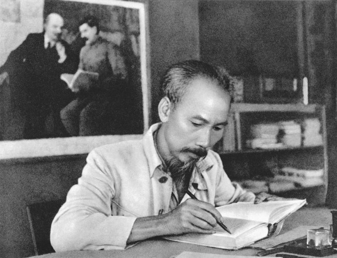 Bác Hồ trong phòng làm việc ở căn cứ địa Việt Bắc năm 1951. Ảnh: Tư liệu