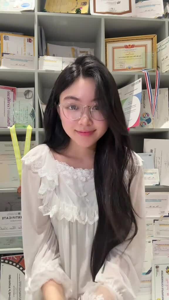 Con gái Quyền Linh được mẹ cổ vũ khi đi hùng biện