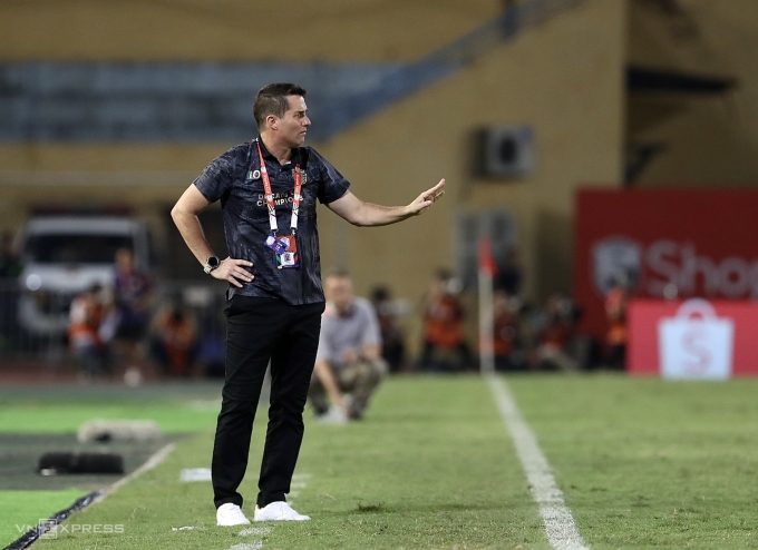 HLV Osmar Loss chỉ đạo trong trận Công an Hà Nội hòa Buriram United 2-2 ở lượt đi chung kết Cup CLB Đông Nam Á 2024-2025, tại sân Hàng Đẫy, Hà Nội ngày 14/5/2025. Ảnh: Hiếu Lương