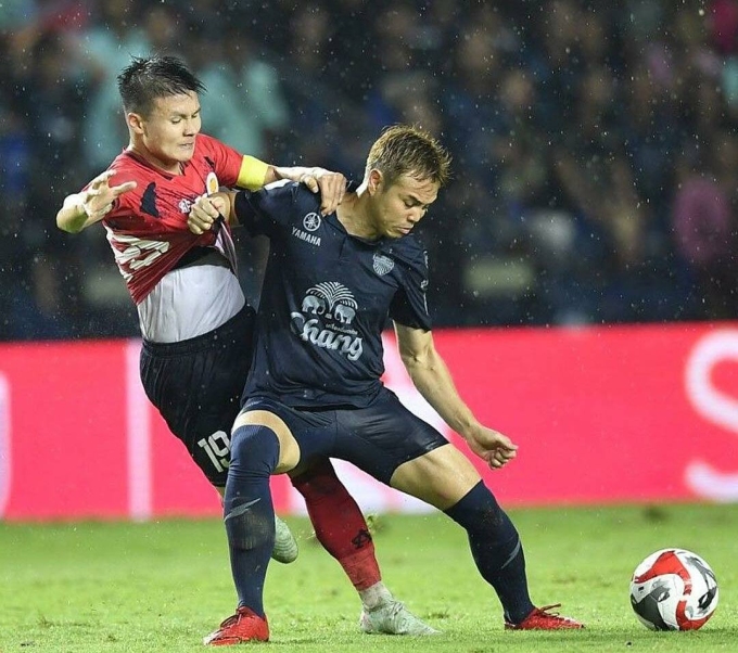 Nguyễn Quang Hải (trái) trong trận đấu với Buriram United