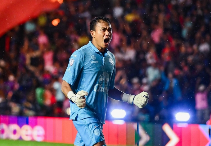 Thủ môn Chatchai Bootprom ăn mừng chiến thắng trong trận Buriram United hòa Công an Hà Nội 3-3 sau 120 phút, rồi thắng luân lưu 3-2 tại lượt về chung kết Cup CLB Đông Nam Á 2024-2025, trên sân Buriram, Thái Lan ngày 21/5/2025. Ảnh: BU