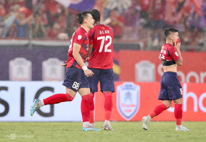Bùi Hoàng Việt Anh (trái) ăn mừng bàn ấn định chiến thắng 2-0 cho Công an Hà Nội trước PSM Makassar. Ảnh: Hoàng Huynh