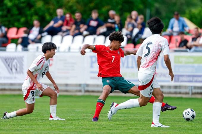 Cristiano Jr (áo đỏ) thi đấu trận U15 Bồ Đào Nha thắng Nhật Bản 4-1 tại Croatia hôm 13/5. Ảnh: X