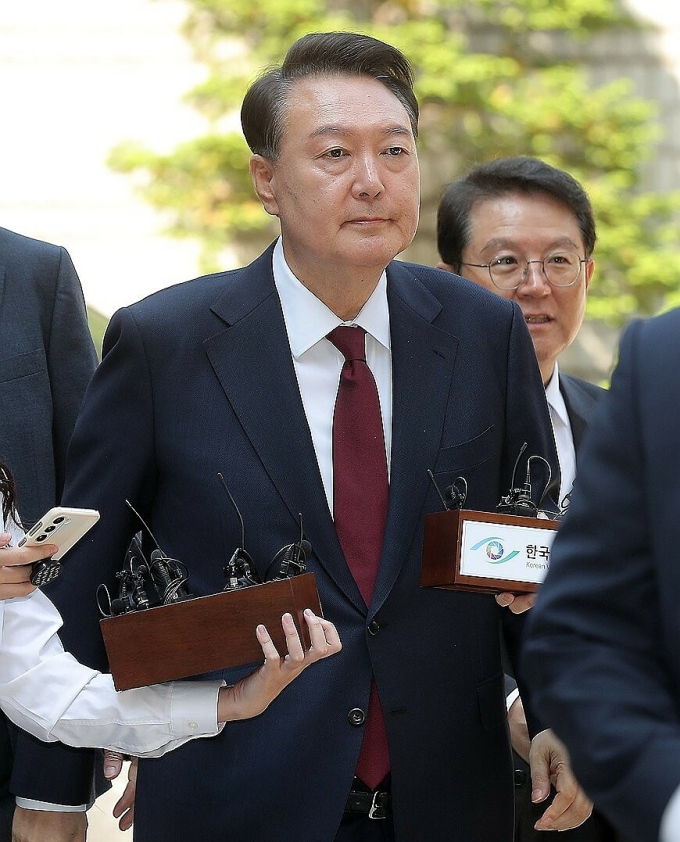 Former President Yoon Suk Yeol appears at the Seoul Central District Court in the capital on May 12, 2025, to attend the third hearing of a trial over insurrection charges in connection with his declaration of martial law. (Pool photo) (Yonhap)