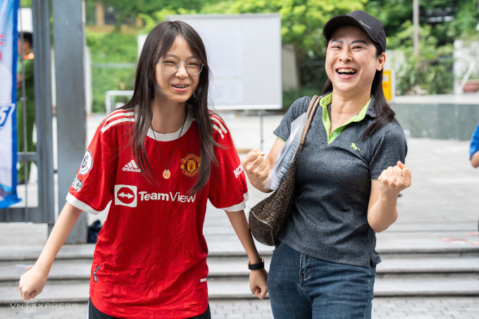 Học sinh hào hứng sau khi hoàn thành bài thi môn Toán chung vào lớp 10 ở Hà Nội, trưa 8/6.