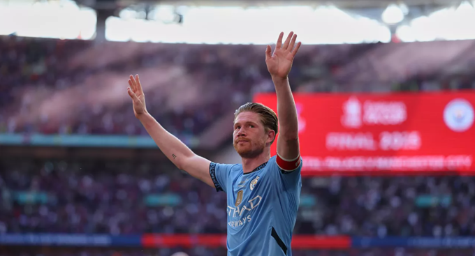 Kevin de Bruyne tri ân người hâm mộ sau trận. Ảnh: AP