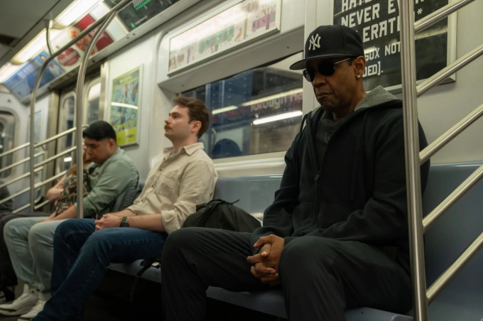 Denzel Washington (phải) đóng ông trùm âm nhạc trong phim Highest 2 Lowest. Ảnh: David Lee