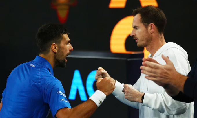 Djokovic (trái) bắt tay Murray sau trận thắng Alcaraz ở tứ kết Australia Mở rộng trên sân Melbourne Park, tối 22/1/2025. Ảnh: Reuters