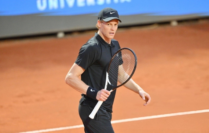 Sinner mừng chiến thắng ở tứ kết Rome Masters, trên sân Trung tâm ở tổ hợp Foro Italico hôm 15/5. Ảnh: Reuters