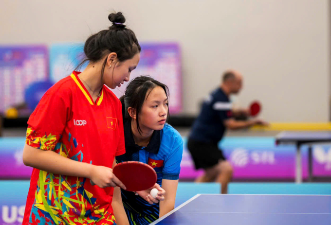 Đỗ Lê Vân Chi (trái) và Đỗ Lê Vân Anh (phải) thắng cặp VĐV Mỹ Emily Quan và Abigail Yu 3-2 ở chung kết đôi nữ U17 giải bóng bàn Mỹ mở rộng 2024, ngày 21/12/2024. Ảnh: US Open