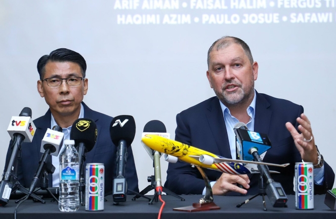 HLV Peter Cklamovski (phải) và giám đốc kỹ thuật Tan Cheng Hoe (trái) trả lời truyền thông trưa 15/5 tại trụ sở LĐBĐ Malaysia ở Kuala Lumpur, khi công bố danh sách triệu tập đội tuyển Malaysia chuẩn bị cho trận gặp Việt Nam ngày 10/6. Ảnh: FAM