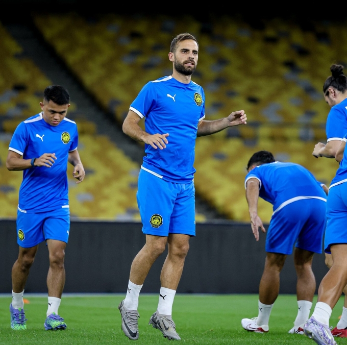 Tiền vệ Hector Hevel (giữa) của CLB hạng Nhất Bồ Đào Nha Portimonense tập cùng đội tuyển Malaysia tại sân Bukit Jalil, Kuala Lumpur ngày 1/6/2025.