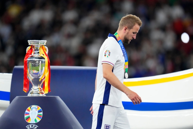 Kane bước qua chiếc Cup vô địch Euro 2024 sau khi cùng tuyển Anh thua Tây Ban Nha trong trận chung kết trên sân Berlin ngày 14/7/2024. Ảnh: AP