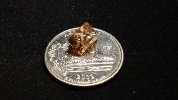 Viên kim cương màu nâu 3,81 carat mà DeCook tìm được.