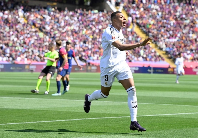 Mbappe mừng bàn nâng tỷ số lên 2-0 trong trận Real thua ngược Barca 3-4 trên sân Montjuic ở vòng 35 La Liga ngày 11/5. Ảnh: AFP
