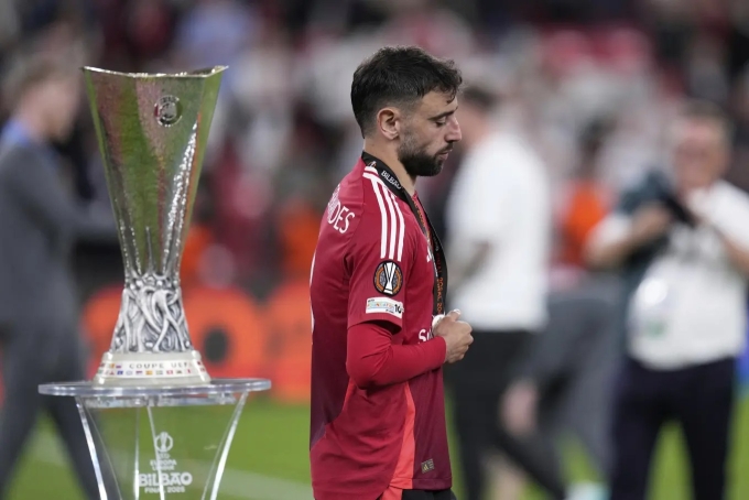 Bruno Fernandes thất vọng khi nhận HC bạc và bước ngang chiếc Cup sau trận thua Tottenham 0-1 ở chung kết Europa League trên sân San Mames, Bilbao, Tây Ban Nha tối 21/5. Ảnh: AP
