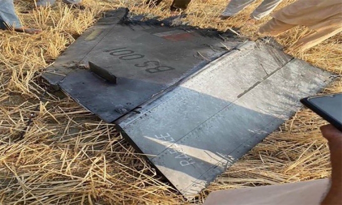 Mảnh vỡ được cho là cánh đuôi đứng tiêm kích Rafale Ấn Độ trong ảnh chụp công bố ngày 7/5. Ảnh: Aviation Week